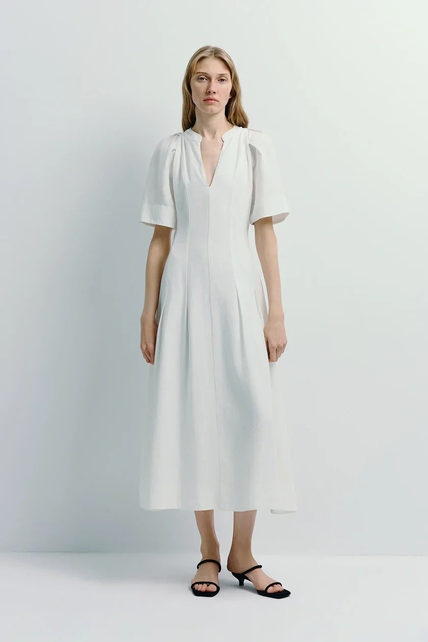 Abito lungo bianco con maniche plissettate