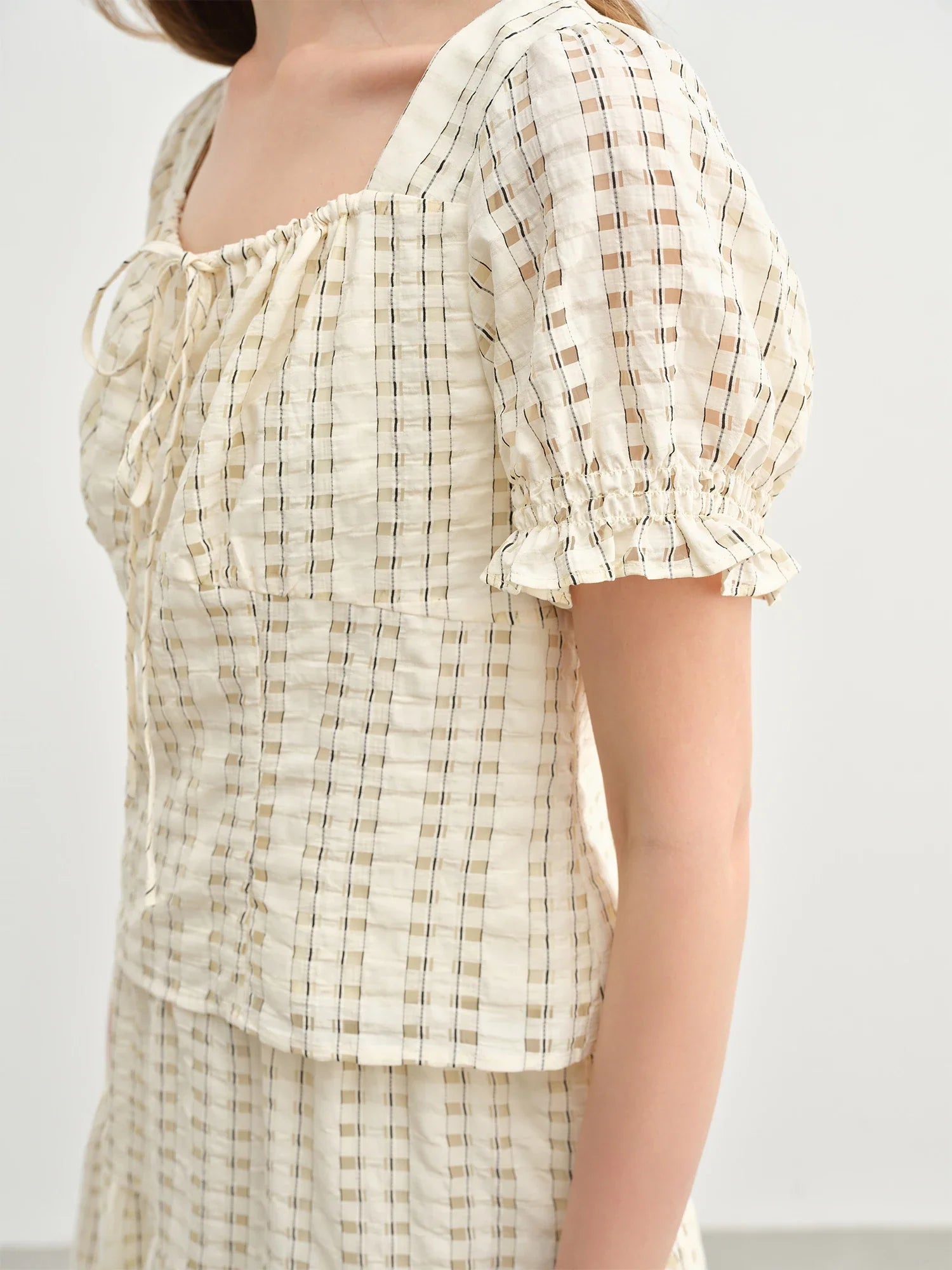 top e gonna beige in stile francese