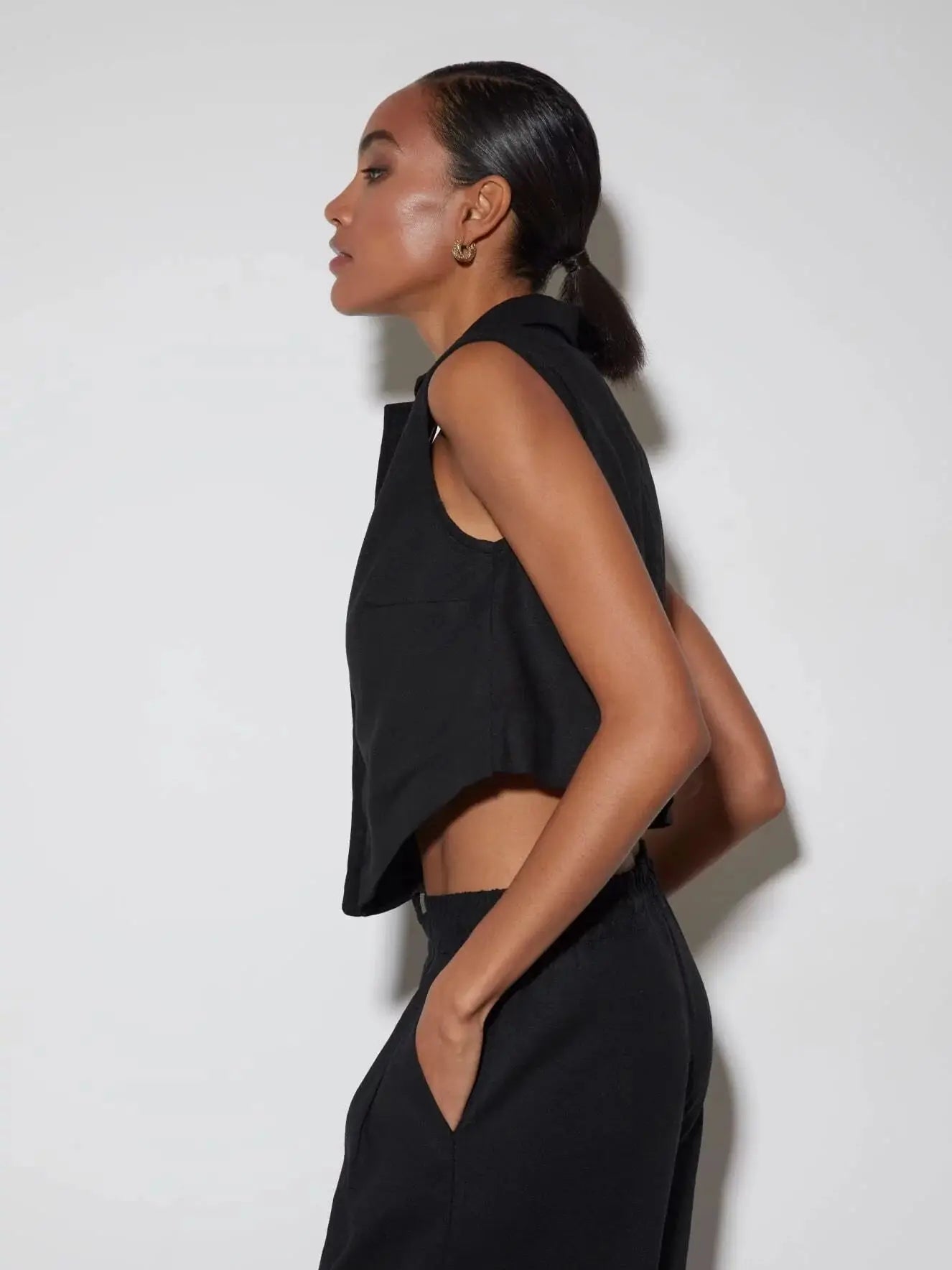 Cardigan chic e tailleur pantalone in lino e cotone