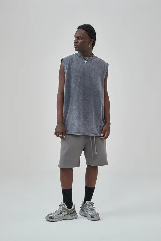 Gilet oversize senza maniche indossato