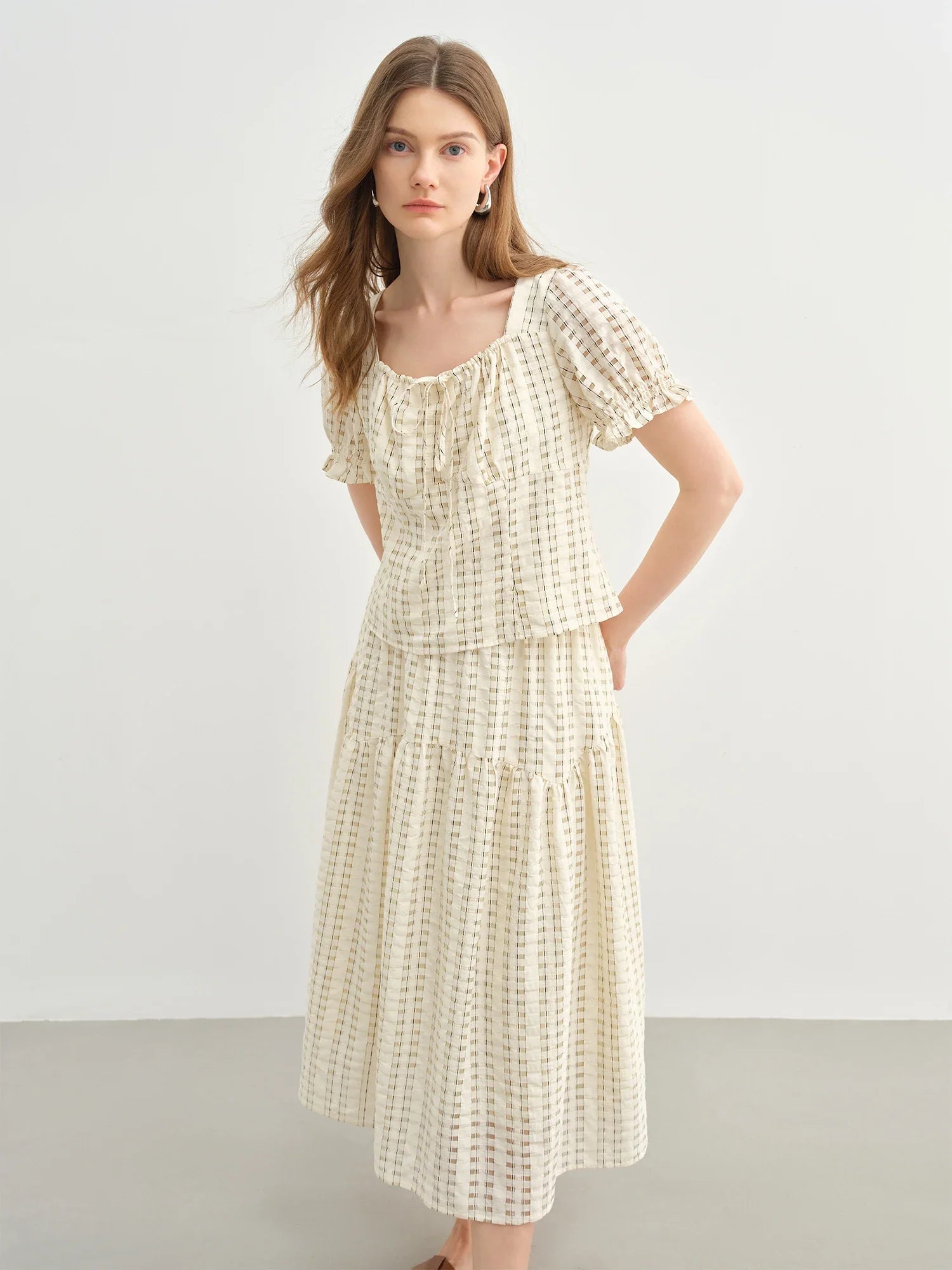 top e gonna beige in stile francese