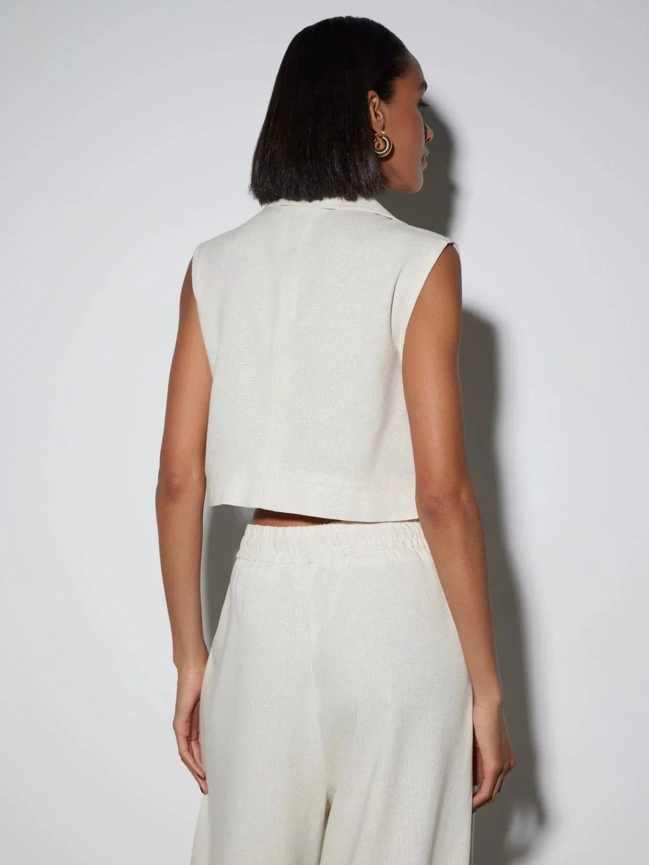 Cardigan chic e tailleur pantalone in lino e cotone