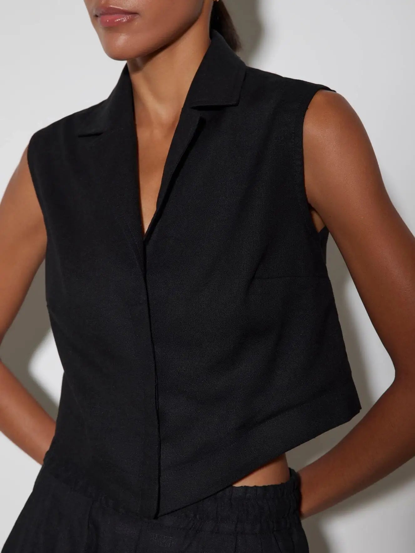 Cardigan chic e tailleur pantalone in lino e cotone