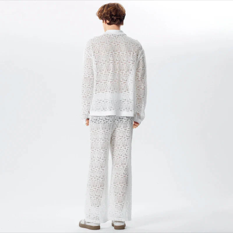 Camicia con revers trasparente in rete di pizzo e pantaloni a maniche lunghe