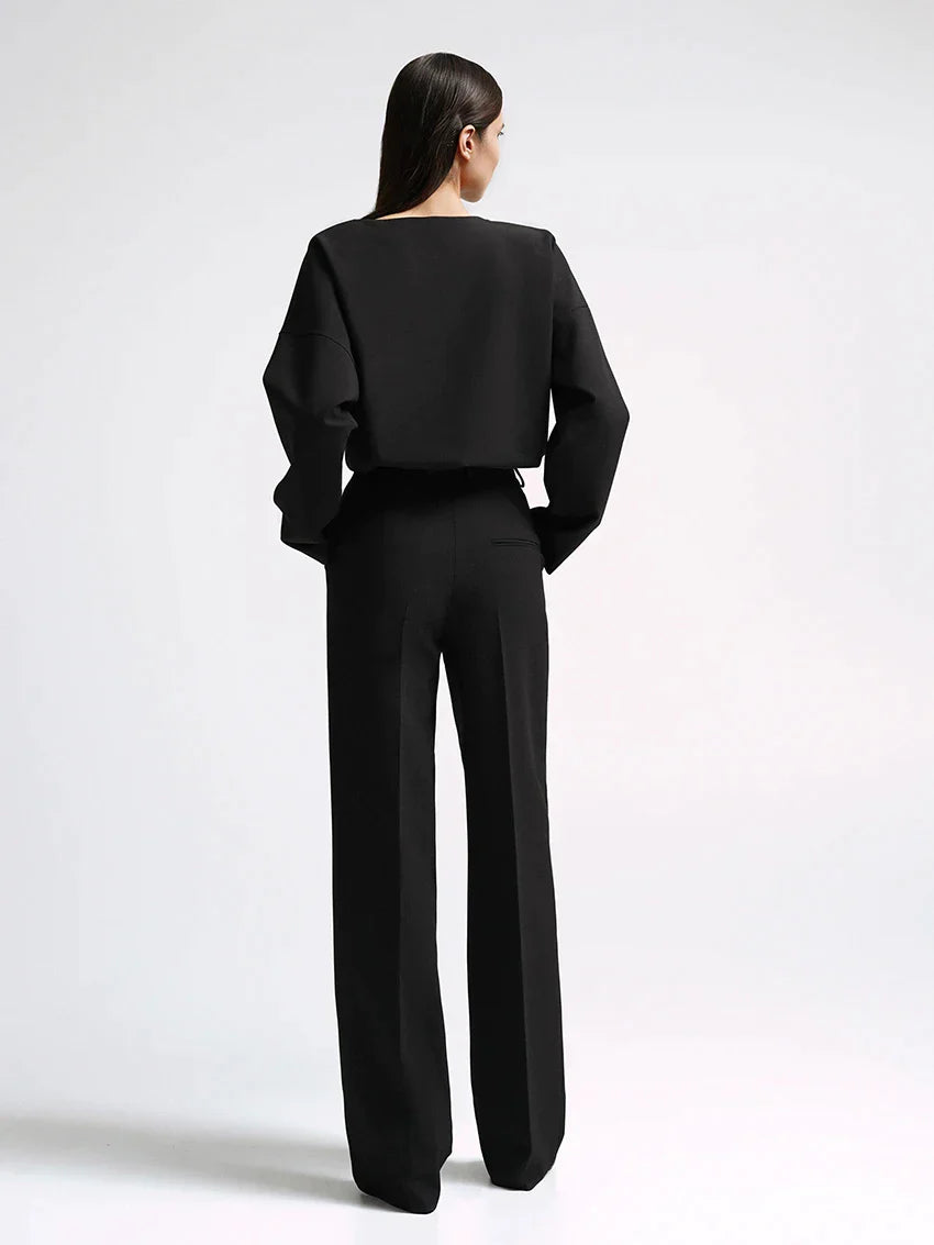 Top classico a maniche lunghe e pantaloni larghi