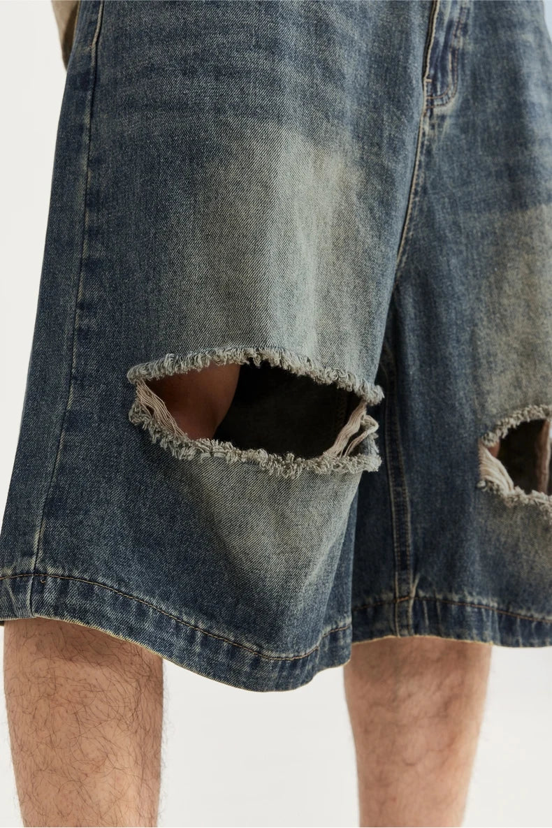 Shorts in denim con buchi strappati