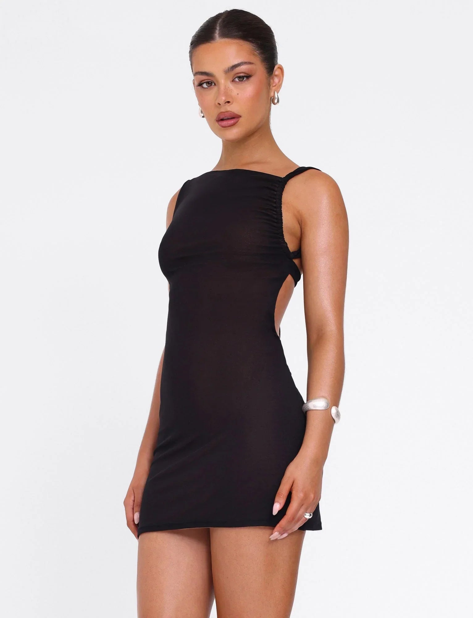 Minigonna con scollo a V, coulisse, volant, bretelle strette e fianchi