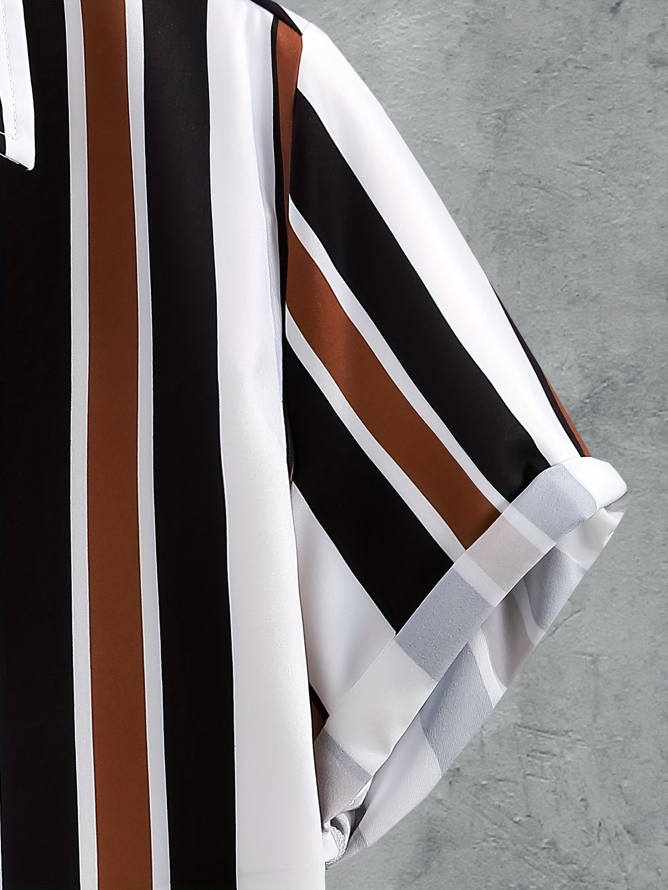 Set composto da camicia a maniche corte con colletto a revers e bottoni e pantaloncini con coulisse