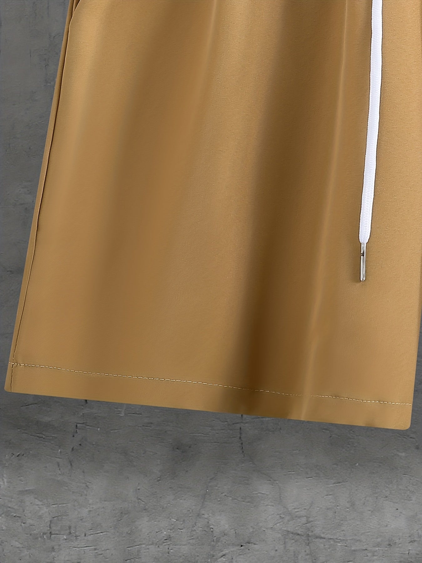 Set casual composto da camicia a maniche corte con revers con chiusura a bottoni e pantaloncini con coulisse