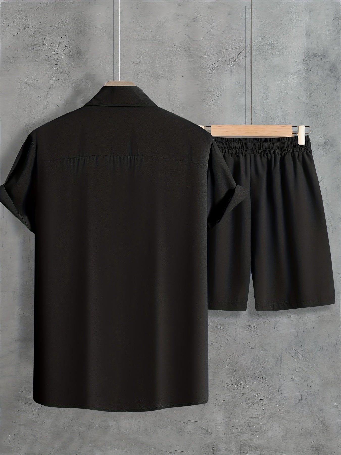 Set casual composto da camicia a maniche corte con revers con chiusura a bottoni e pantaloncini con coulisse