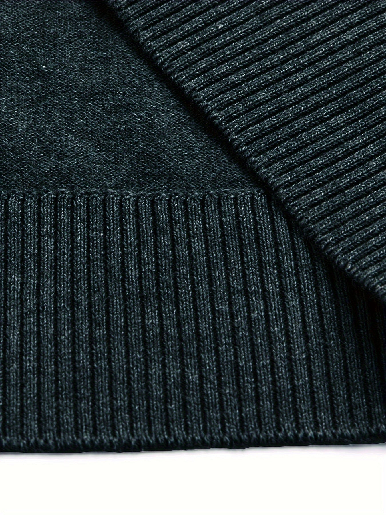 Elegante maglione con risvolto a righe da uomo