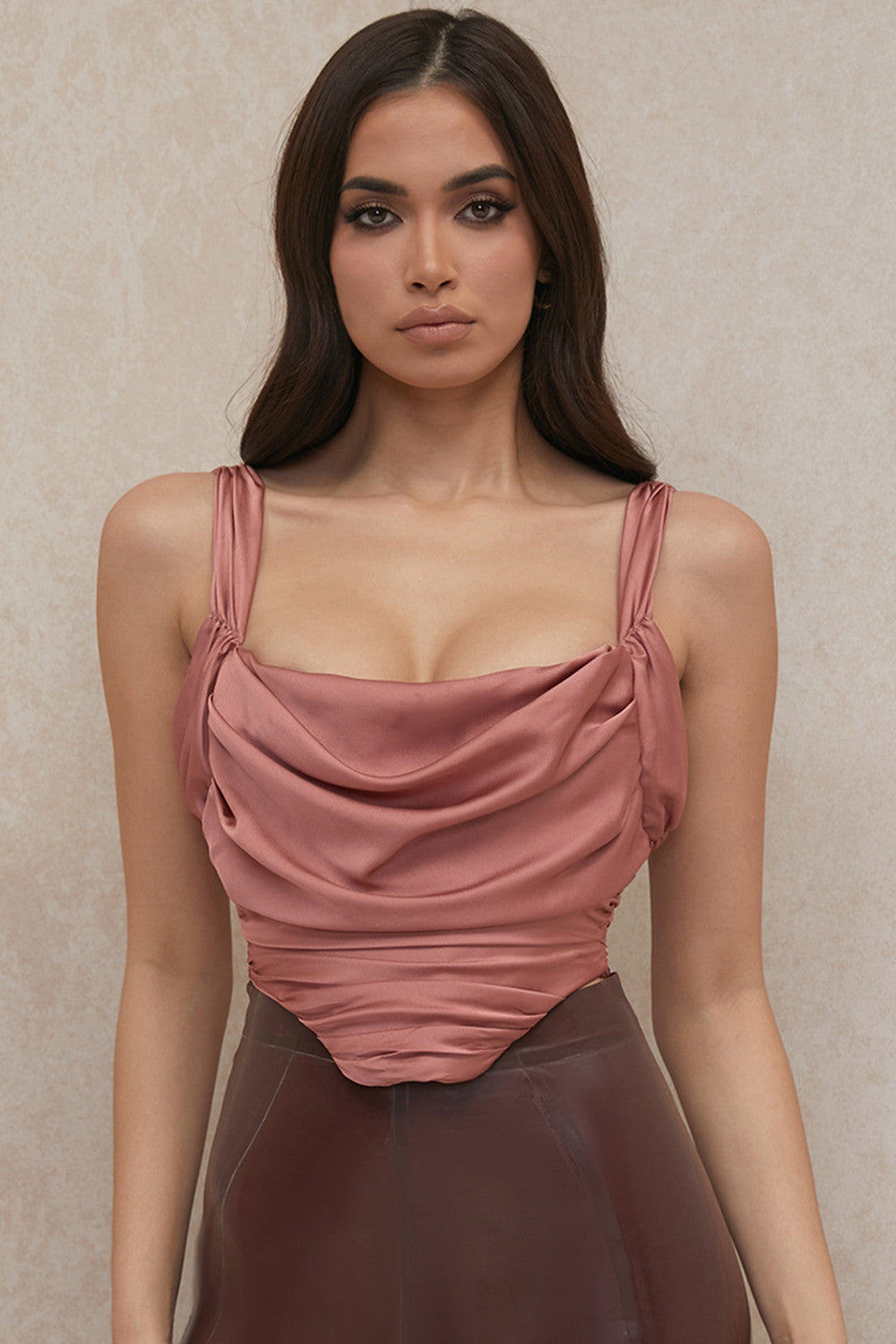 Corsetto drappeggiato in raso rosa con scollo drappeggiato