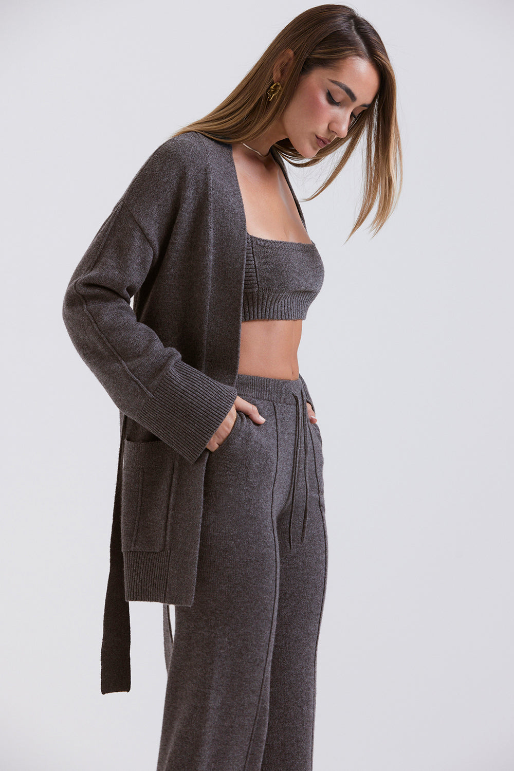 Cardigan in misto cashmere color antracite con cintura, bralette e pantaloni