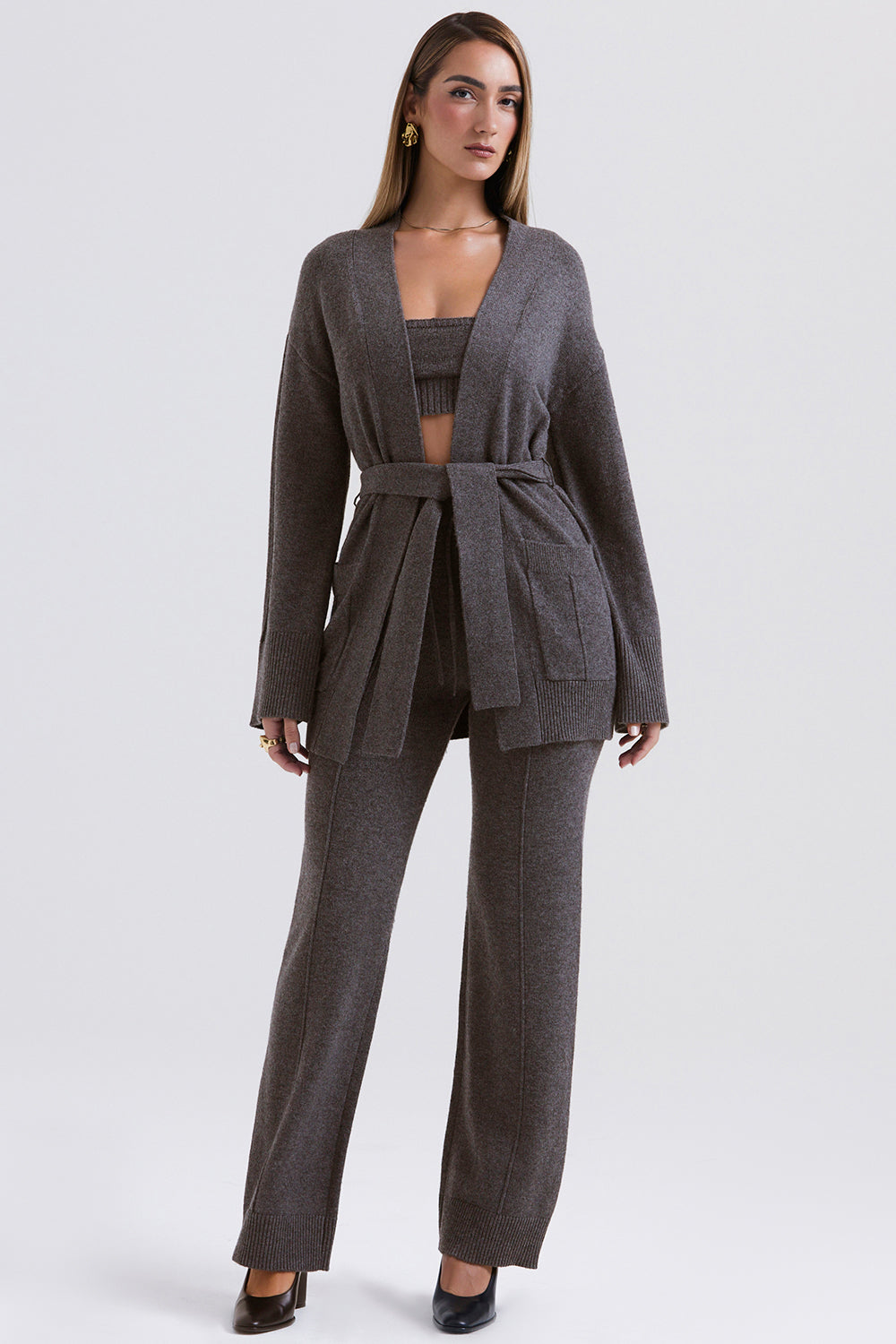 Cardigan in misto cashmere color antracite con cintura, bralette e pantaloni