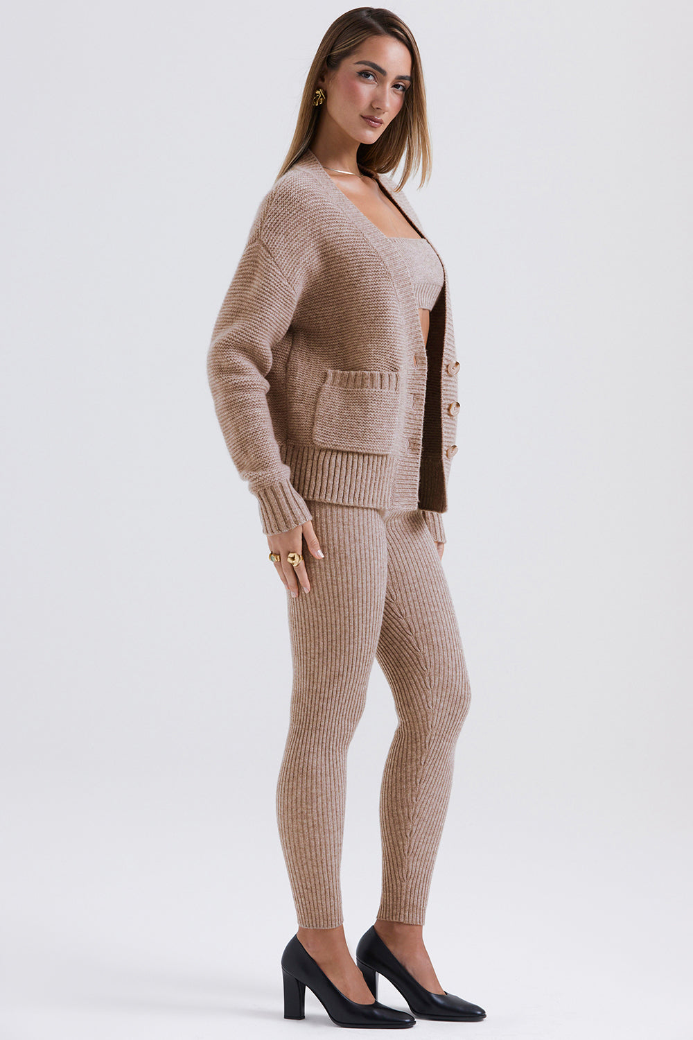 Cardigan Barley a grana grossa realizzato in lana naturale con bralette e leggings