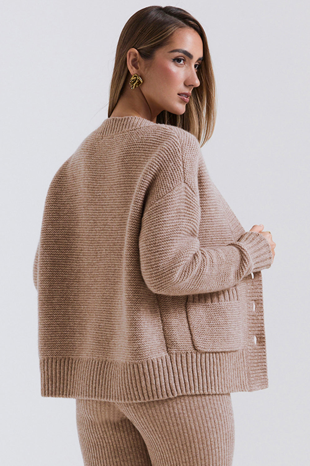 Cardigan Barley a grana grossa realizzato in lana naturale con bralette e leggings