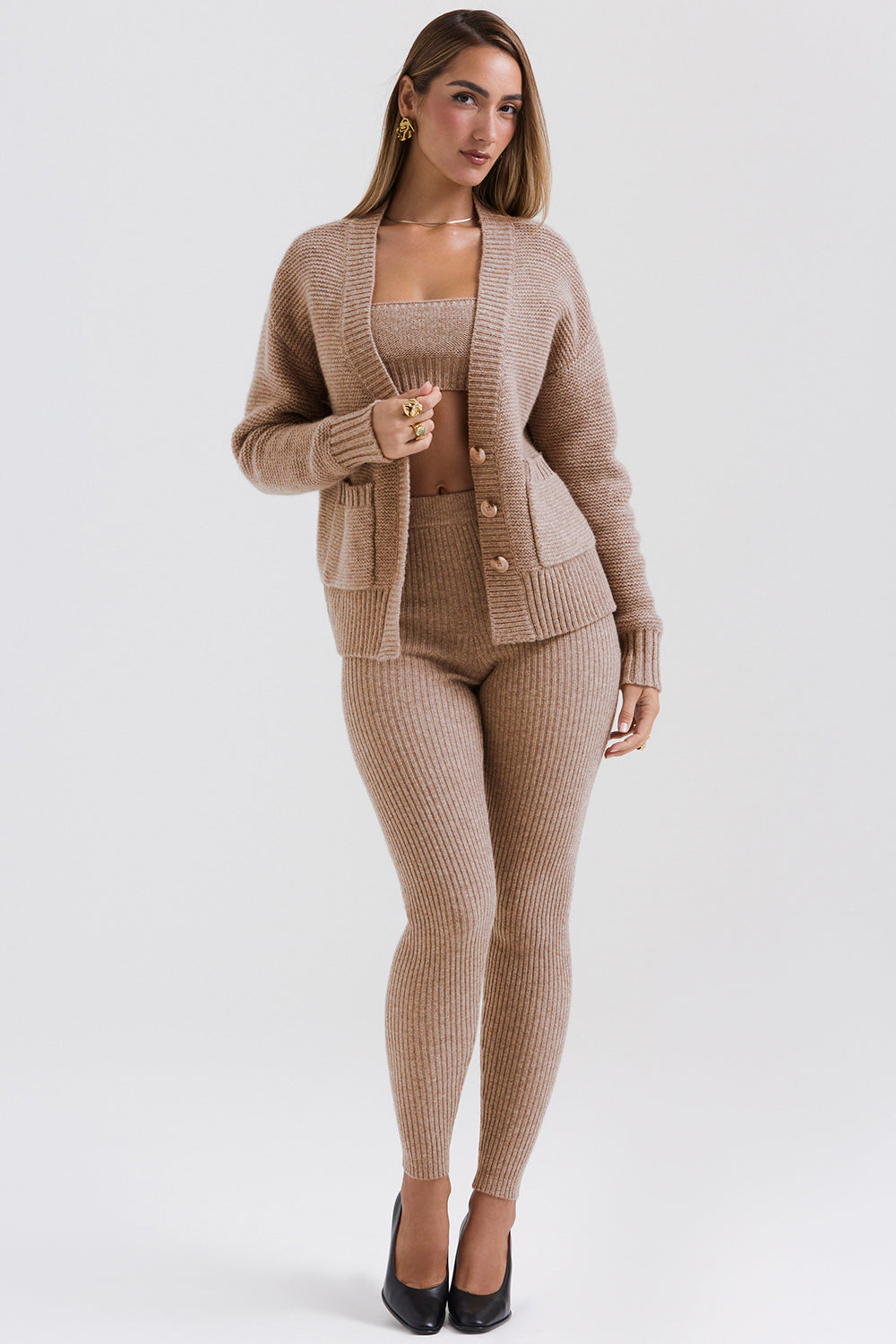 Cardigan Barley a grana grossa realizzato in lana naturale con bralette e leggings
