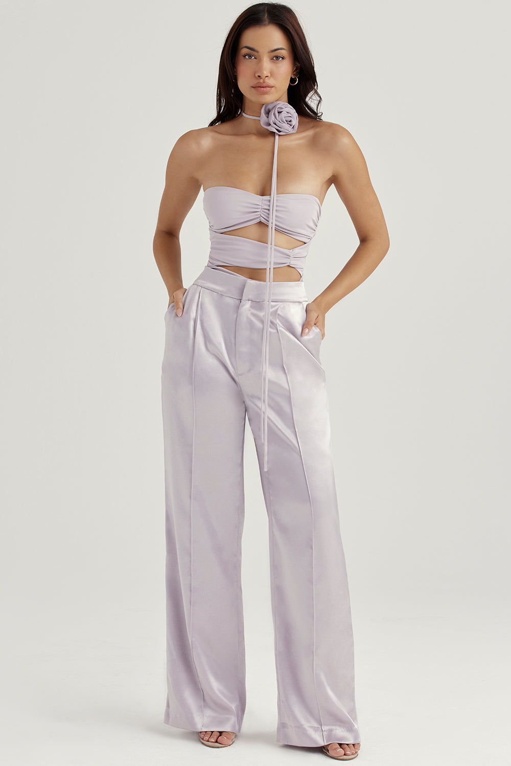 Body grigio con finiture floreali e pantaloni in raso