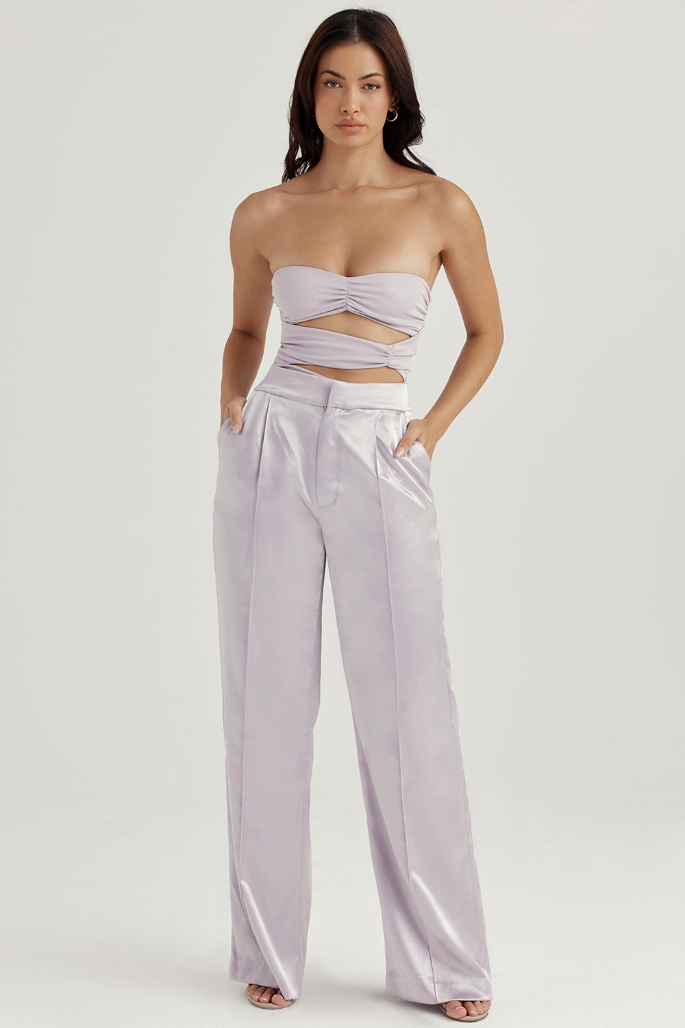 Body grigio con finiture floreali e pantaloni in raso