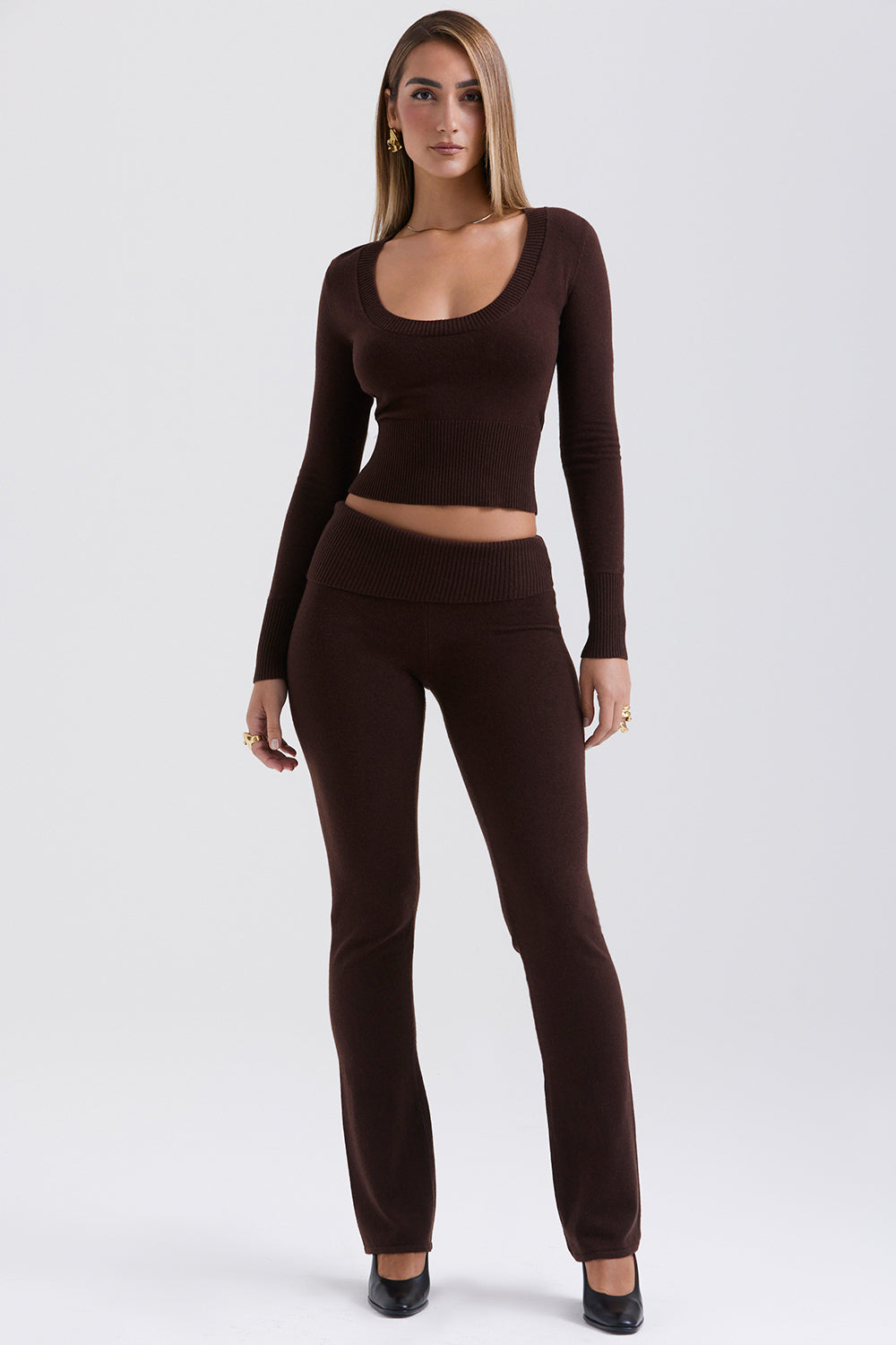 Top a girocollo e pantaloni in misto cashmere cioccolato