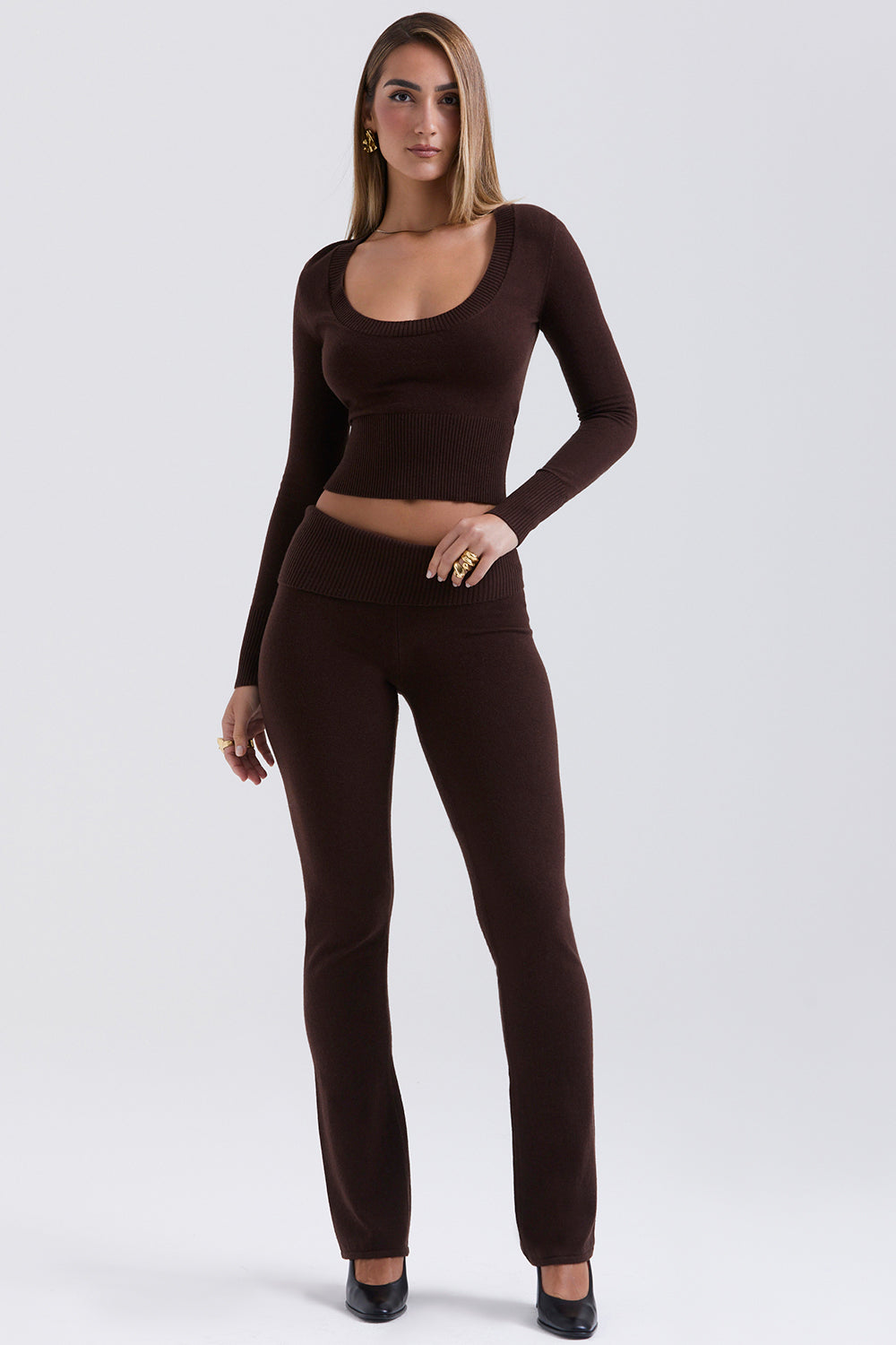 Top a girocollo e pantaloni in misto cashmere cioccolato