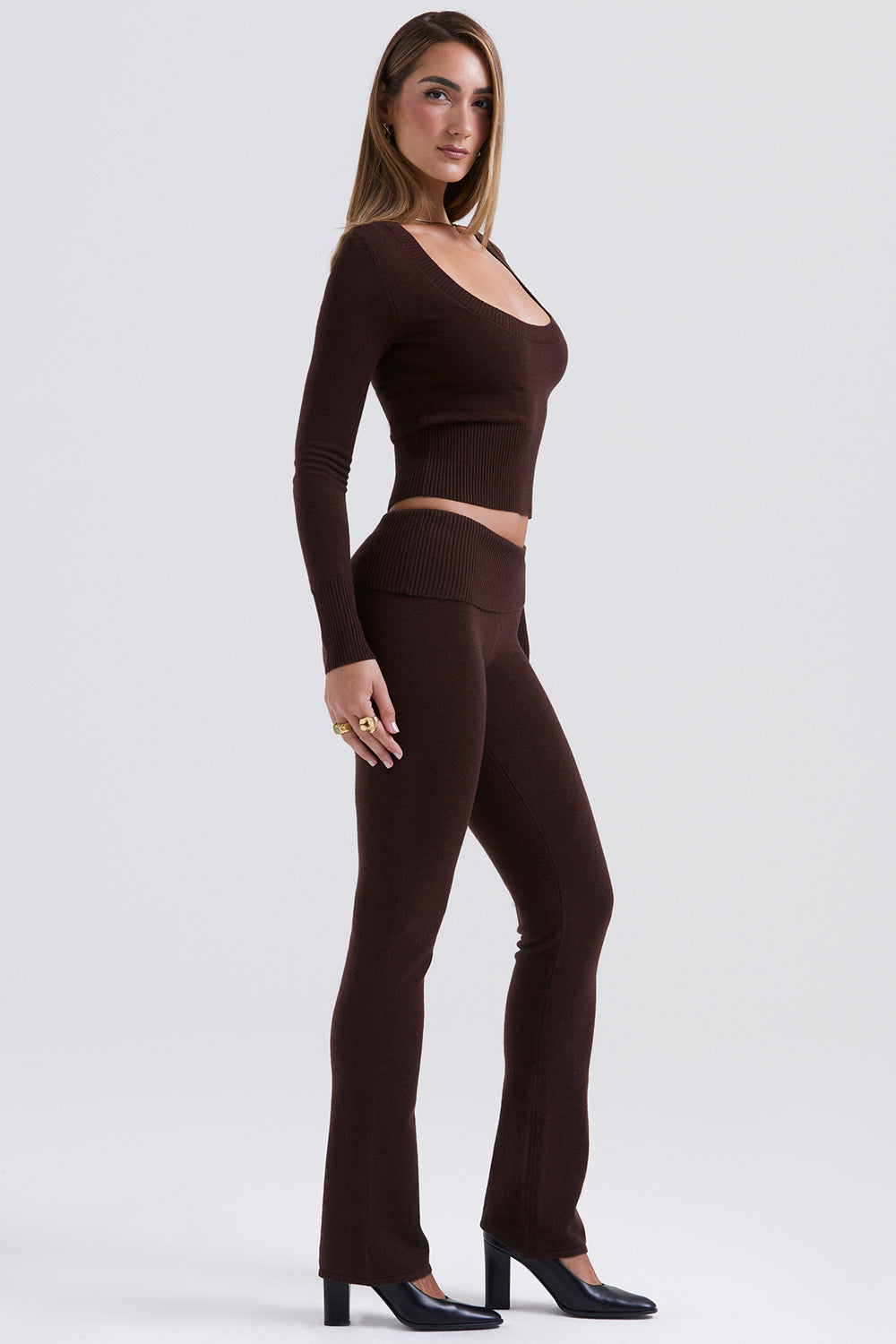 Top a girocollo e pantaloni in misto cashmere cioccolato