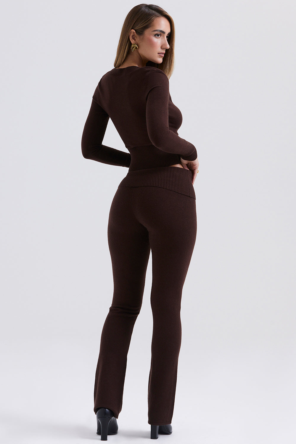 Top a girocollo e pantaloni in misto cashmere cioccolato