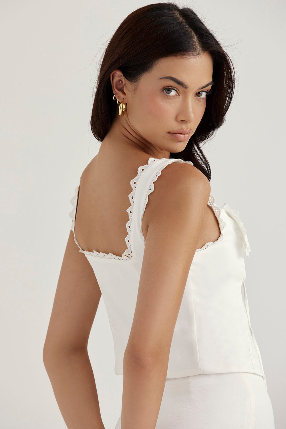 Top in pizzo bianco con minigonna a trapezio in lino