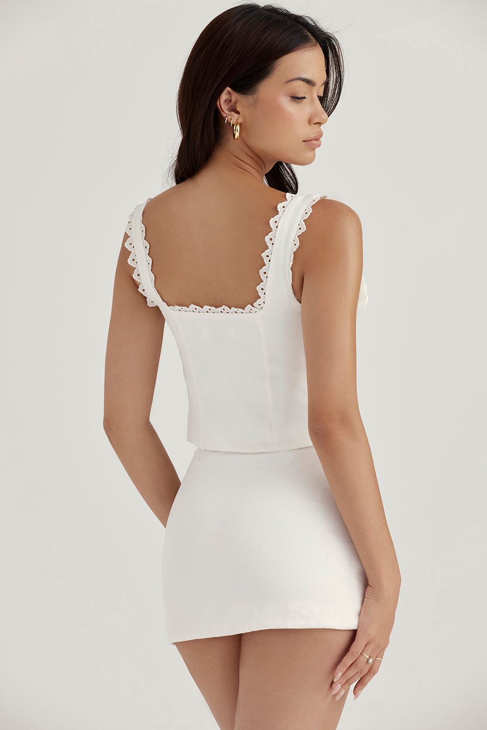 Top in pizzo bianco con minigonna a trapezio in lino