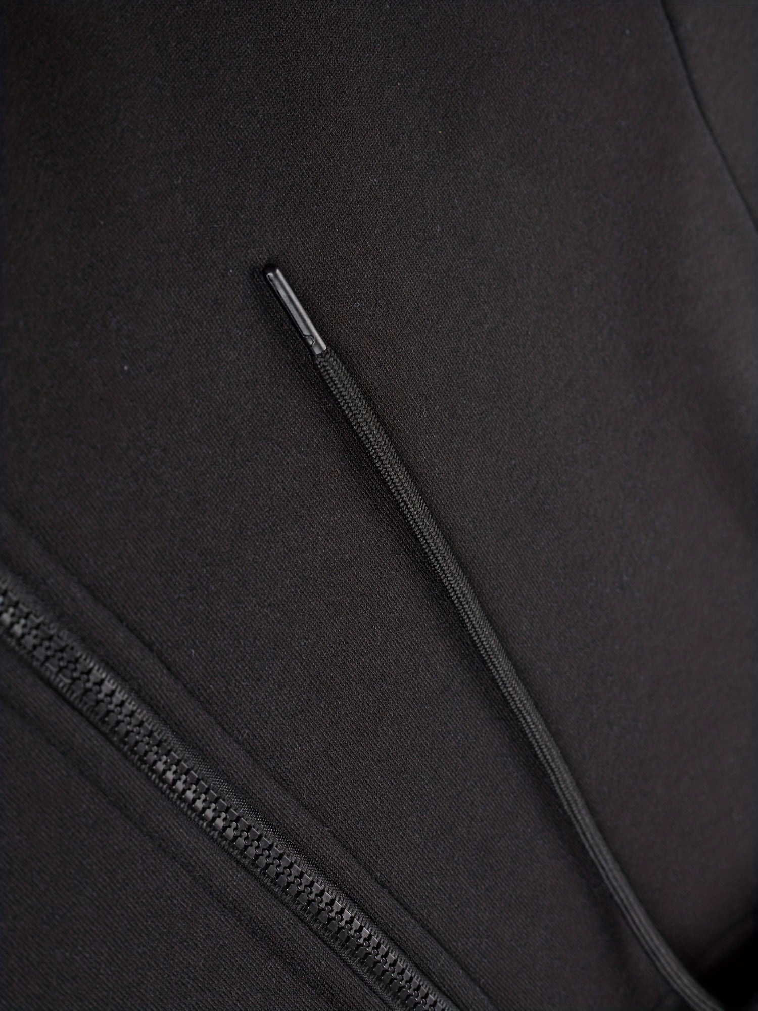 Felpa nera sportiva e versatile da uomo