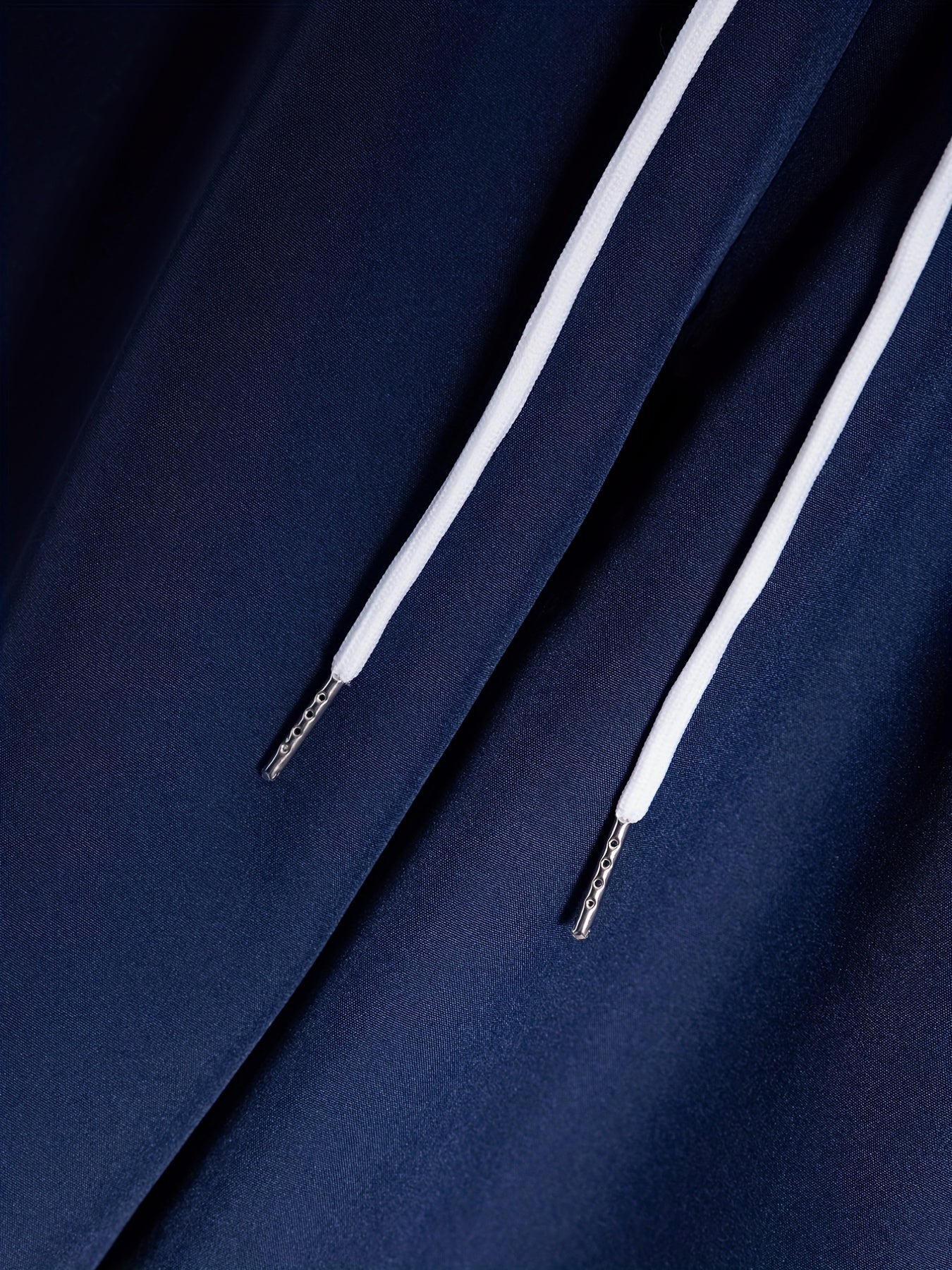 Set casual composto da camicia a maniche corte con revers con chiusura a bottoni e pantaloncini con coulisse