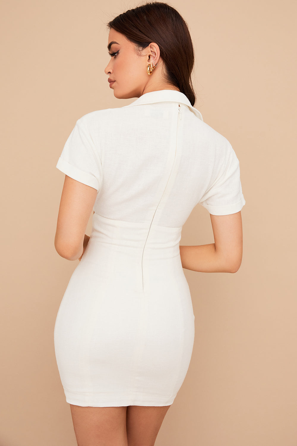 Mini vestito chemisier bianco con parte anteriore attorcigliata e intaglio