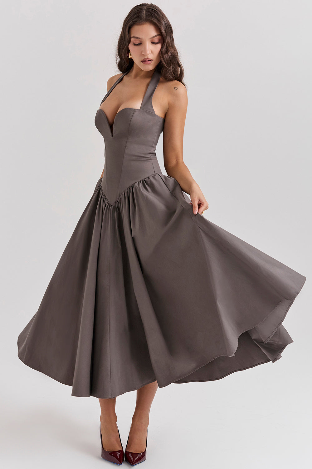 Abito midi con scollo all'americana