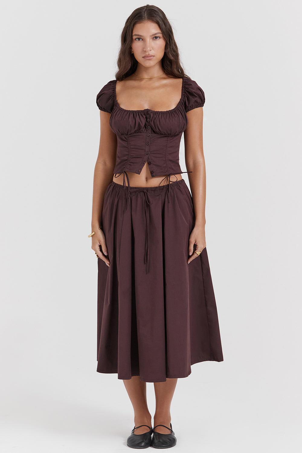Top con volant in marrone scuro e gonna midi con volant