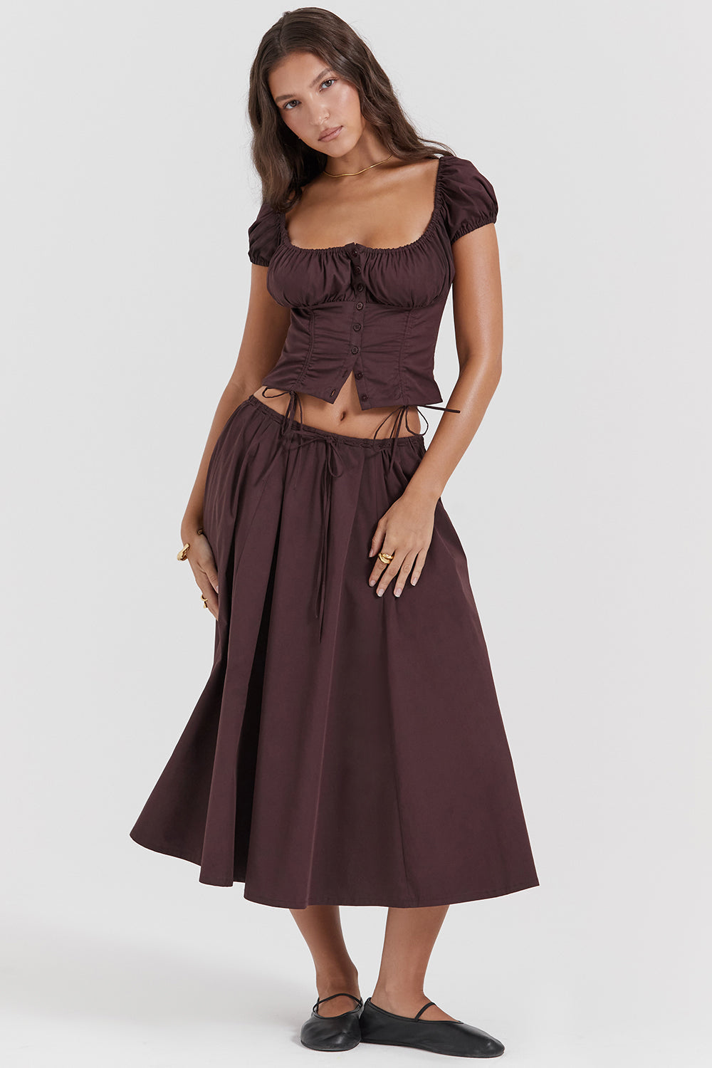 Top con volant in marrone scuro e gonna midi con volant