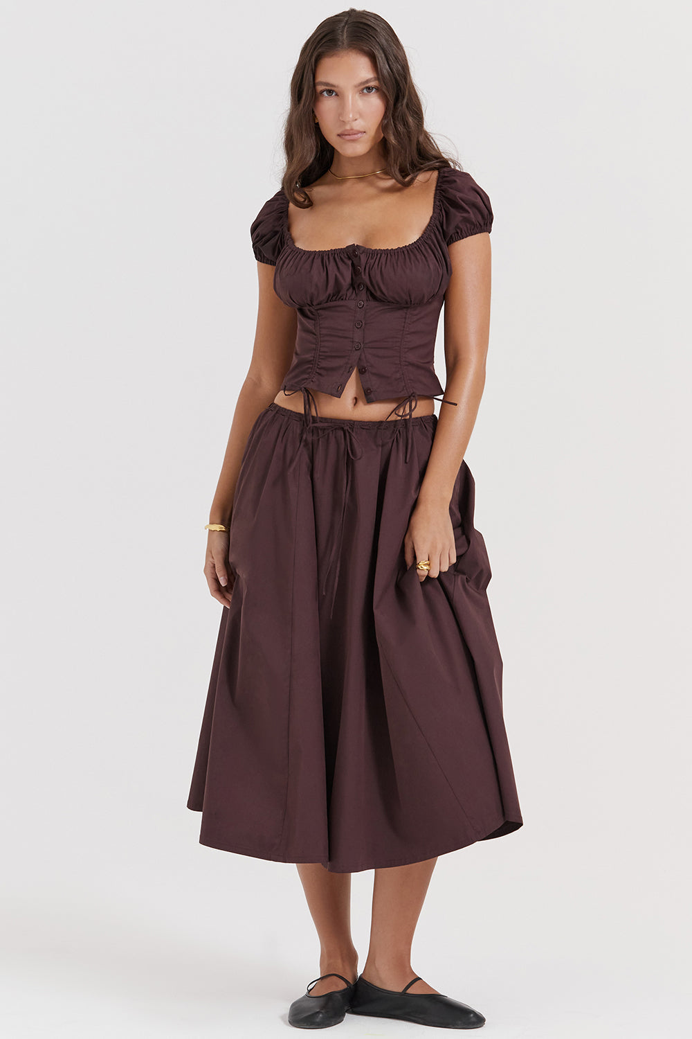 Top con volant in marrone scuro e gonna midi con volant
