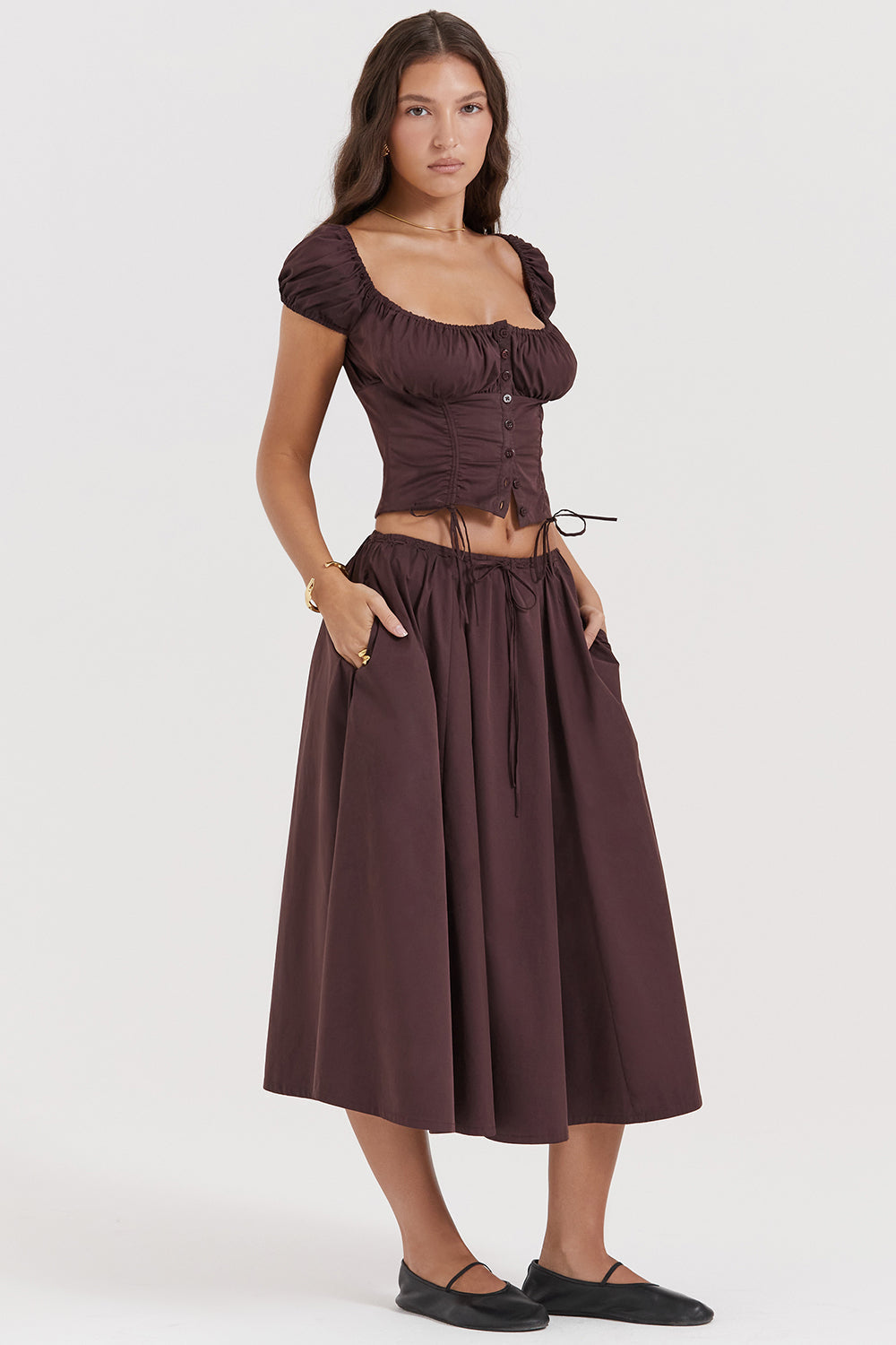 Top con volant in marrone scuro e gonna midi con volant