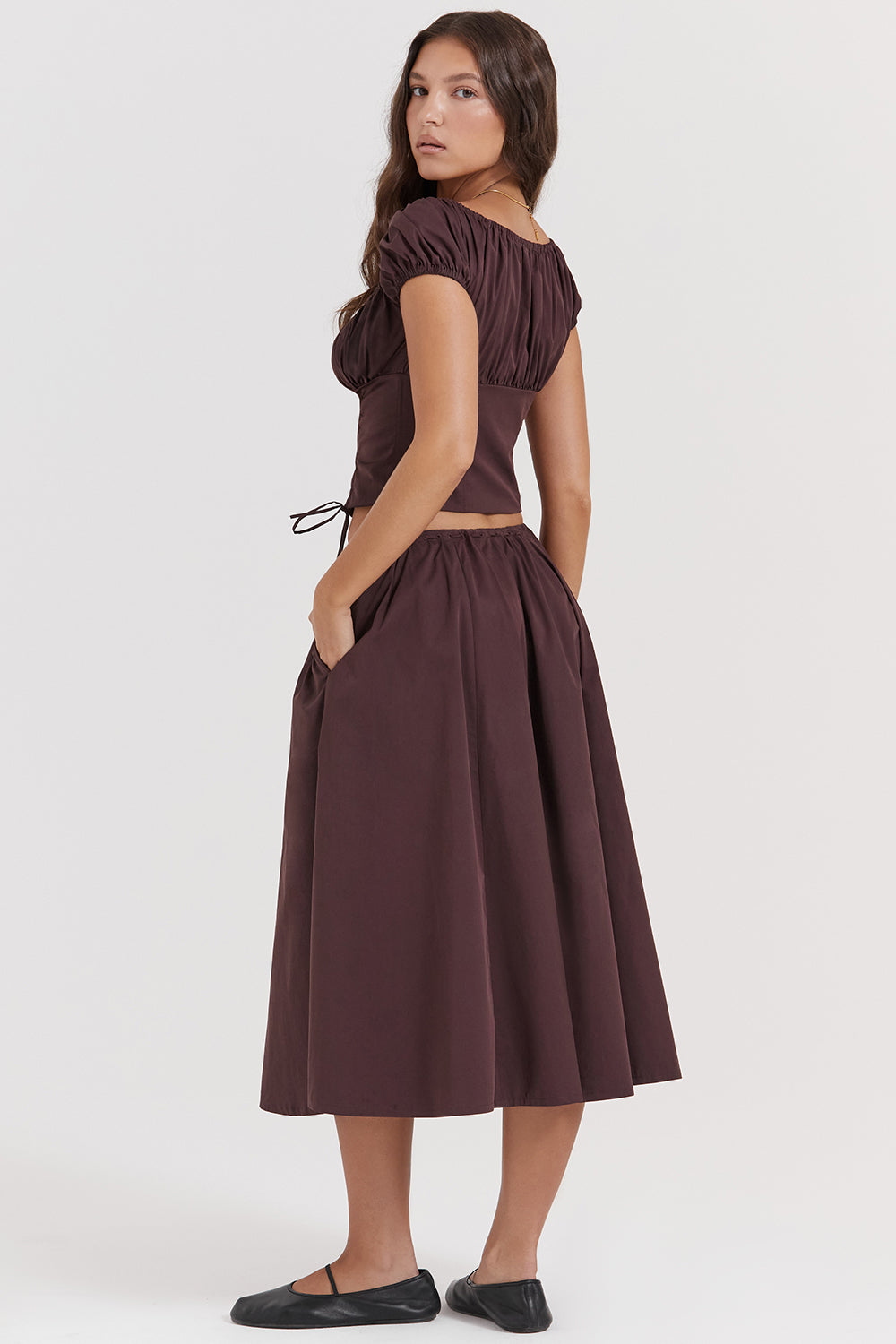Top con volant in marrone scuro e gonna midi con volant