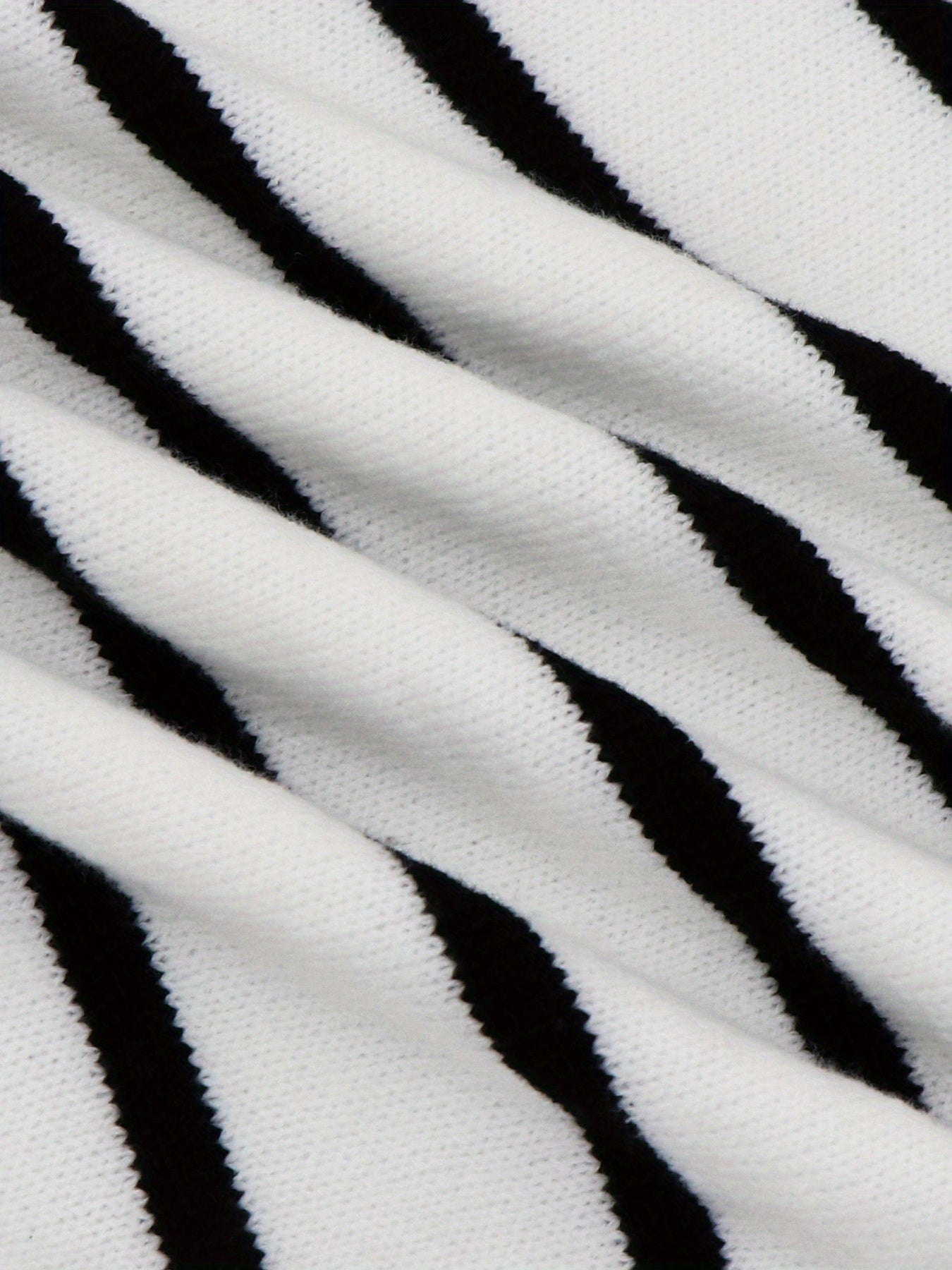 Abito con stampa a righe e colletto con cerniera