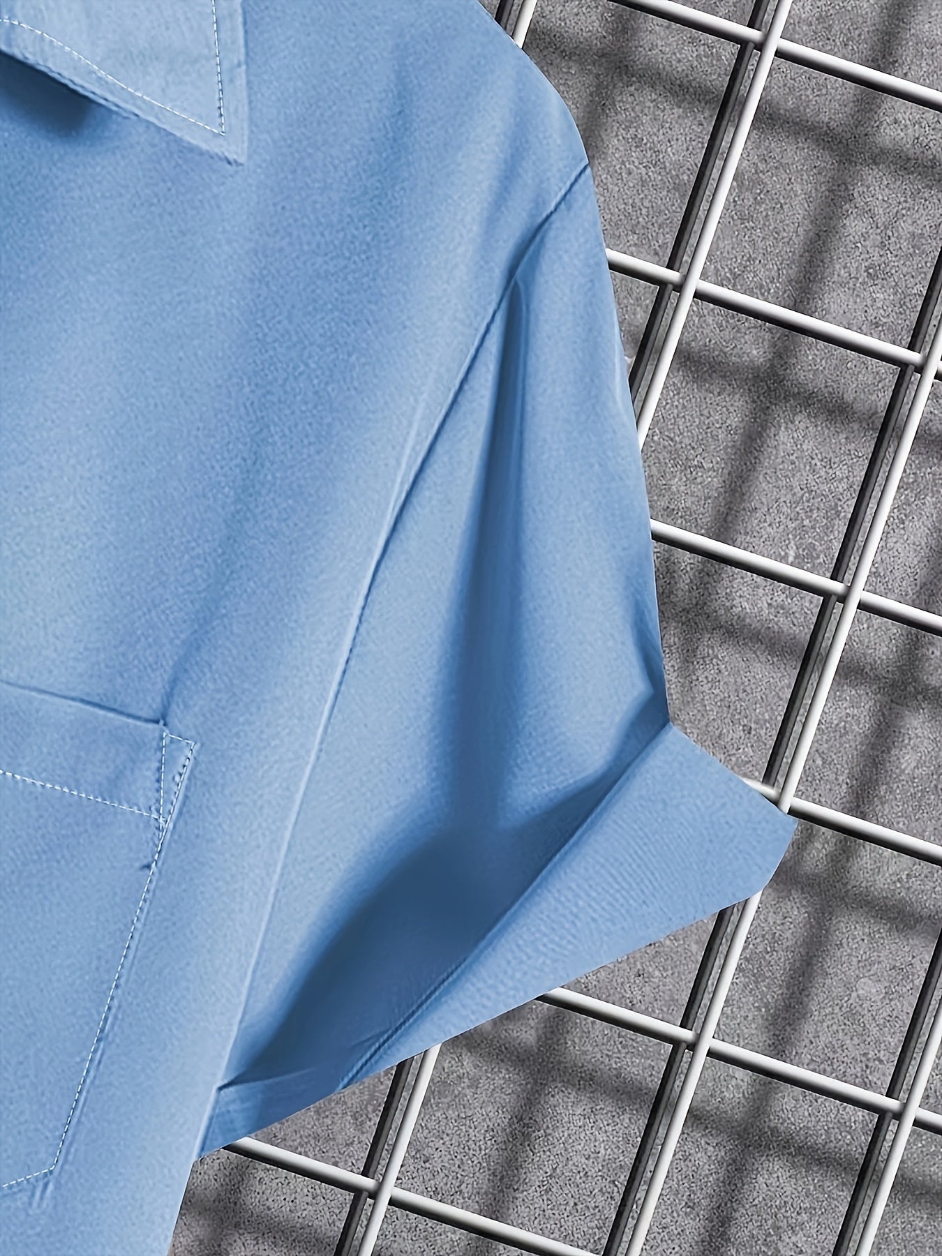 Set casual composto da camicia a maniche corte con revers con chiusura a bottoni e pantaloncini con coulisse