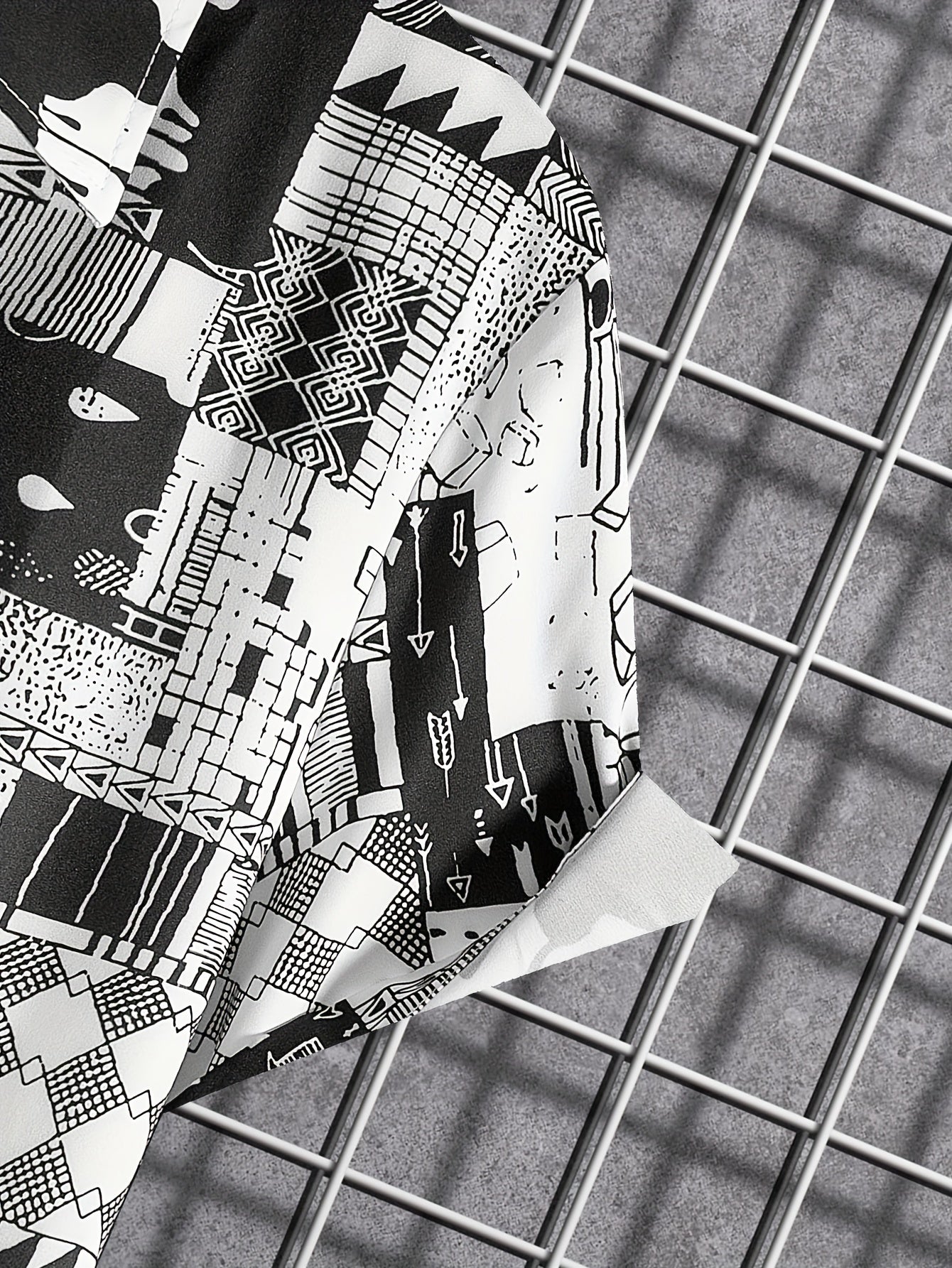 Camicia nera casual con maniche corte e diversi modelli