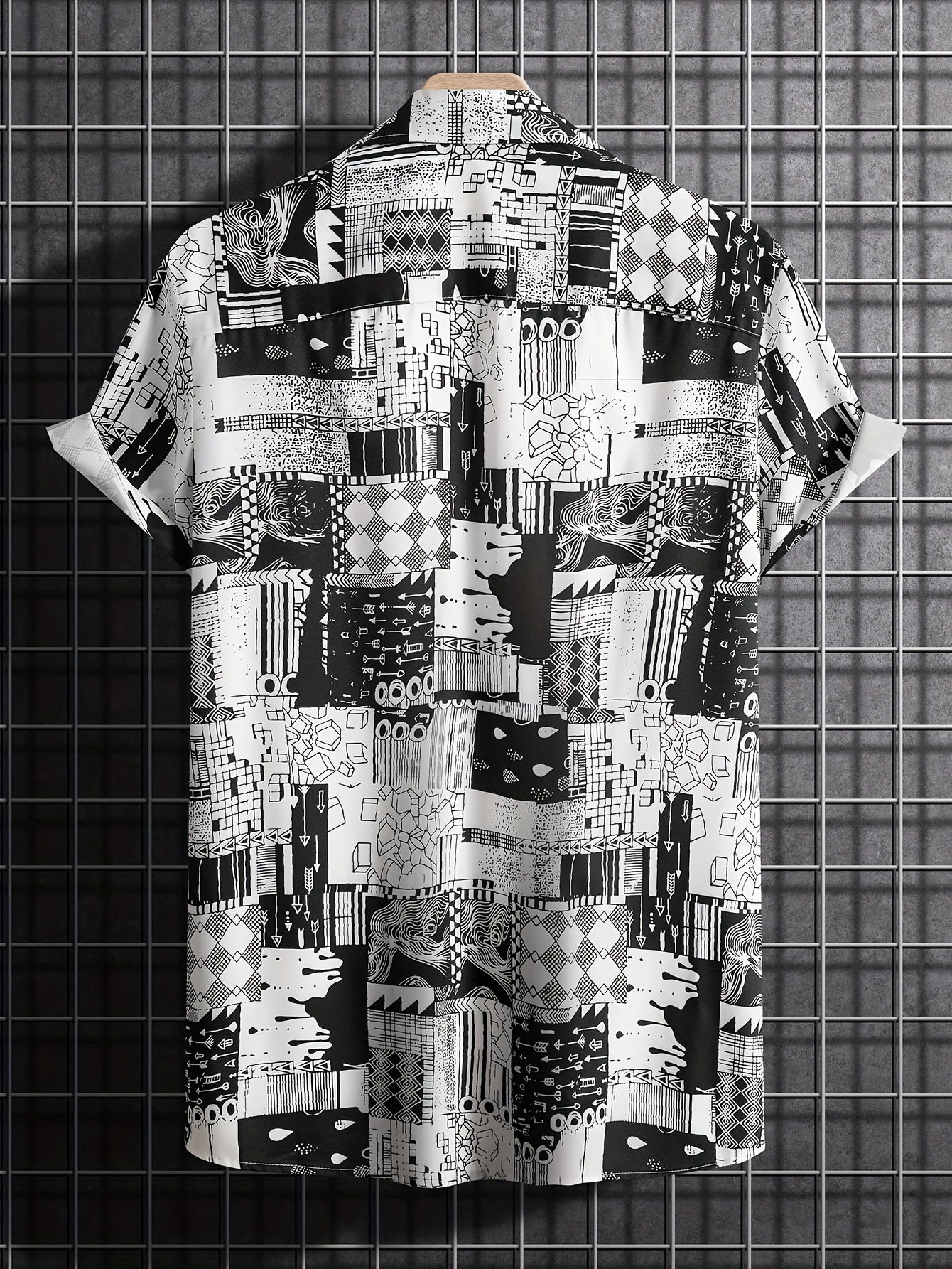 Camicia nera casual con maniche corte e diversi modelli