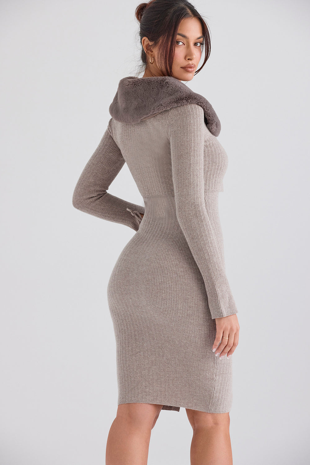 Cardigan beige in cashmere con gonna midi in maglia color cammello