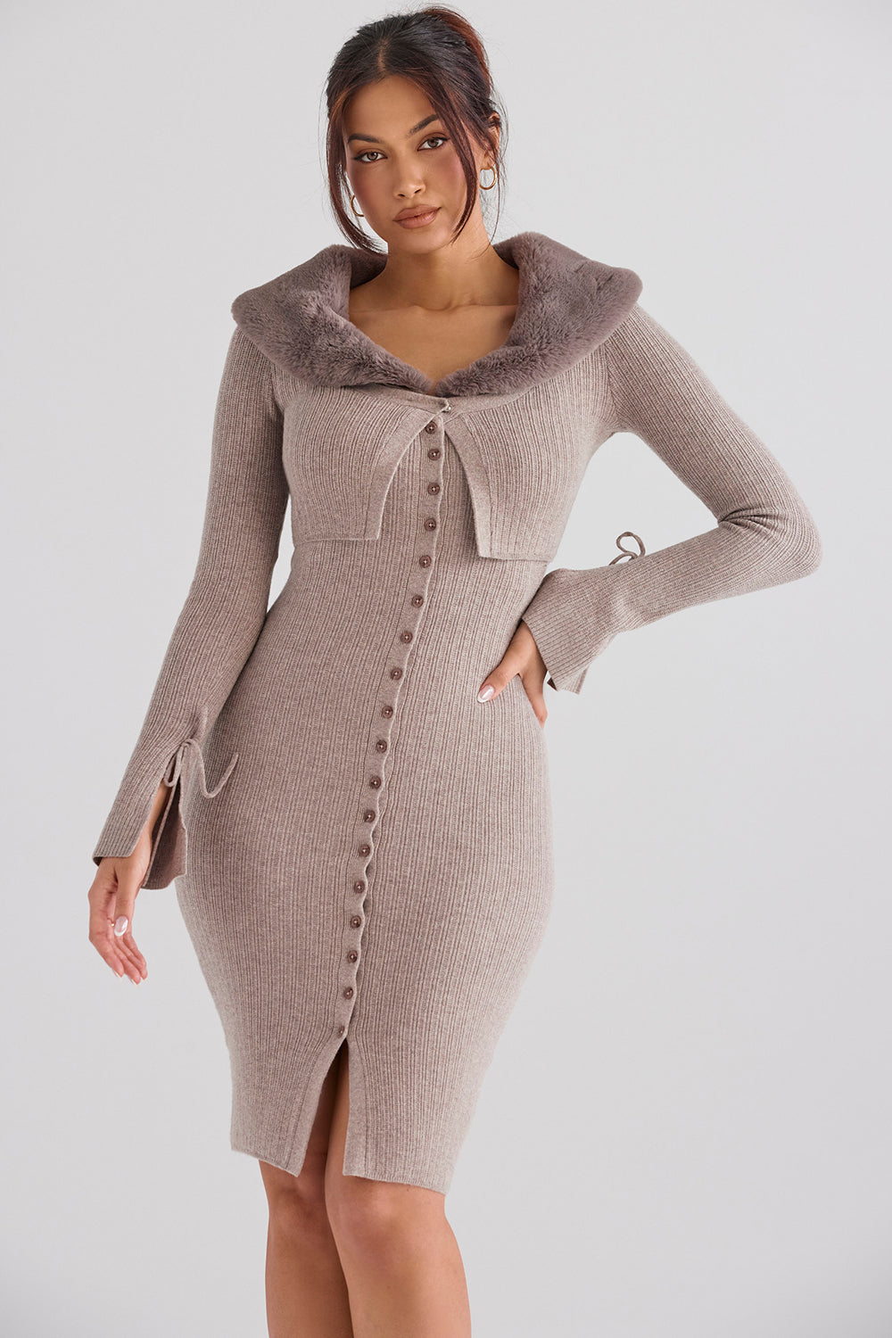 Cardigan beige in cashmere con gonna midi in maglia color cammello