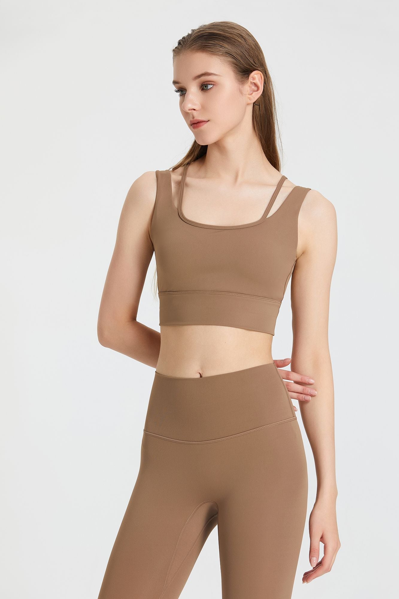 Reggiseno sportivo con profondo scollo a V e schiena scoperta
