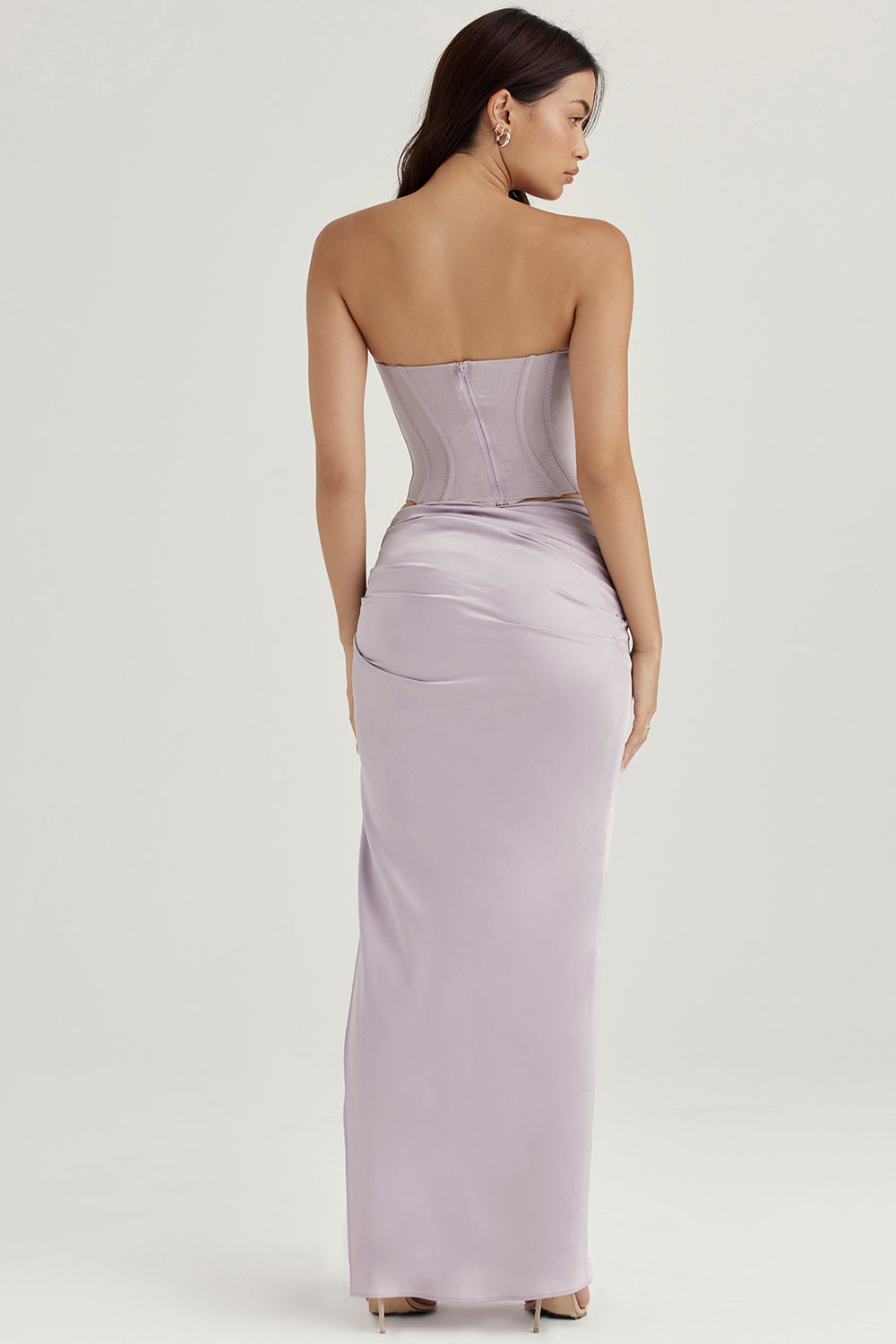 Corsetto grigio con ferretto e maxi gonna plissettata in raso