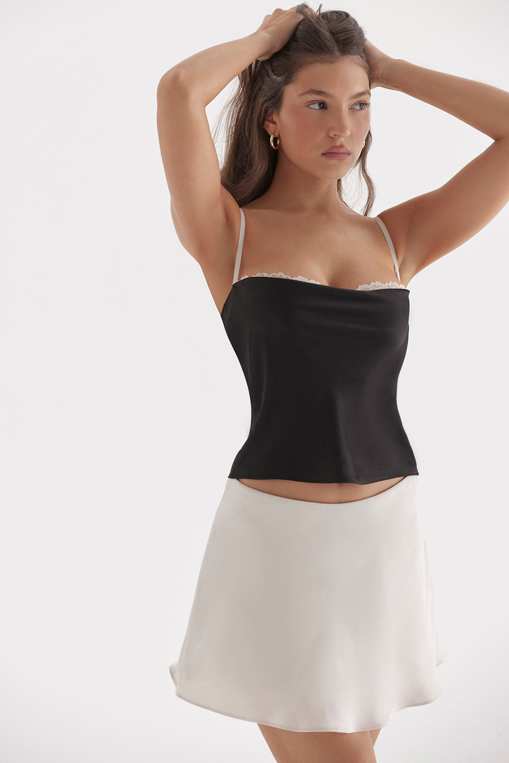 Top con ferretto nero e bianco sporco con minigonna