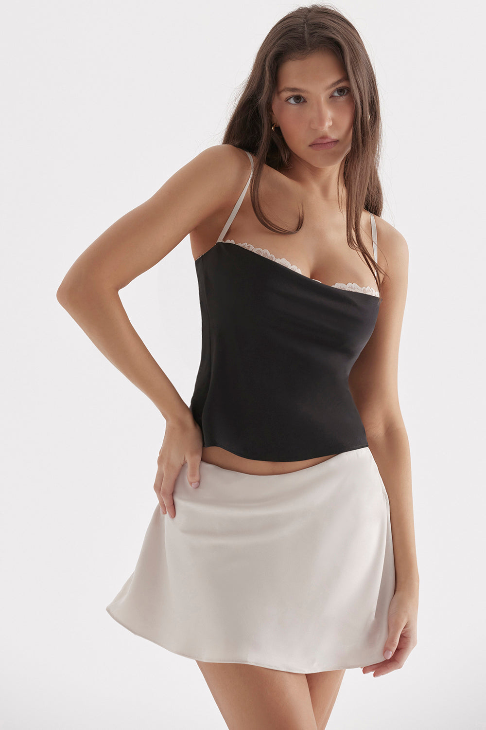 Top con ferretto nero e bianco sporco con minigonna