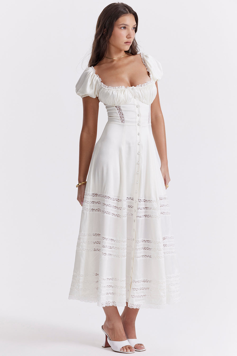 Abito color avorio realizzato in vera seta con maniche a sbuffo