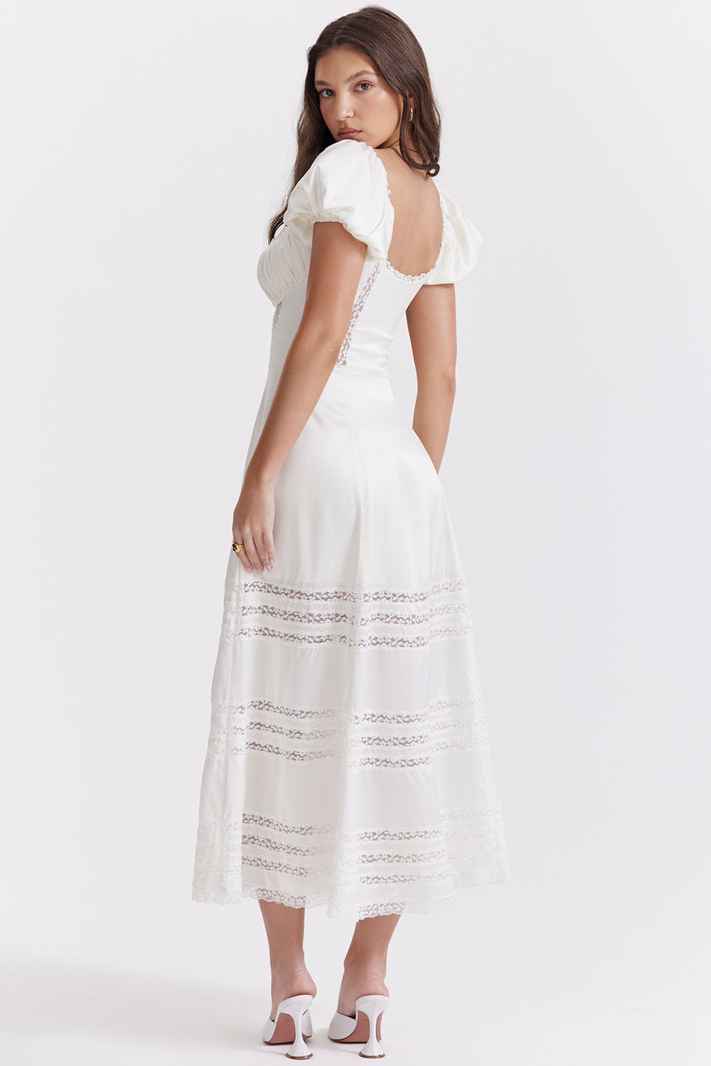 Abito color avorio realizzato in vera seta con maniche a sbuffo